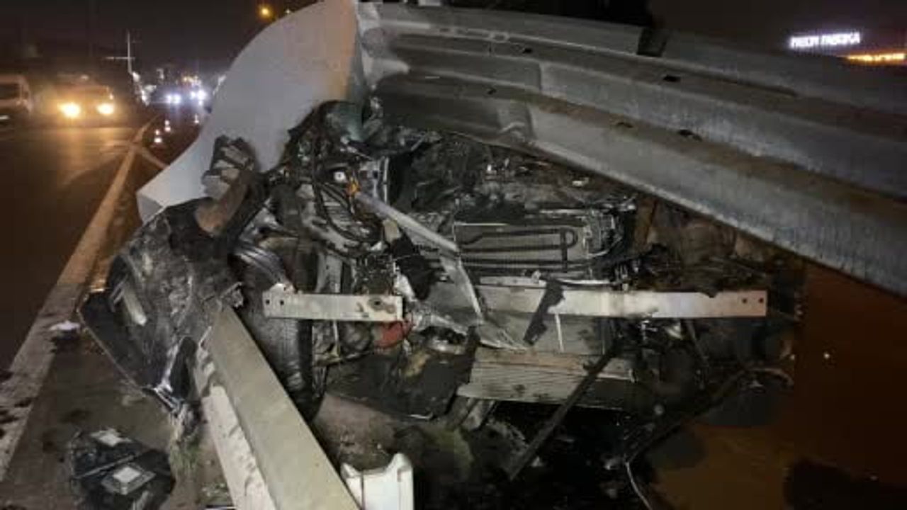 Kocaeli'de D-130 Karayolu'nda otomobil bariyere saplandı; sürücü yara almadan kurtuldu