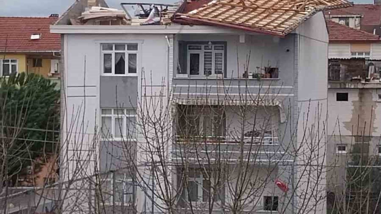 Kocaeli'de fırtına yaşamı etkiledi: Çok sayıda çatı uçtu, bir ev kullanılamaz hale geldi