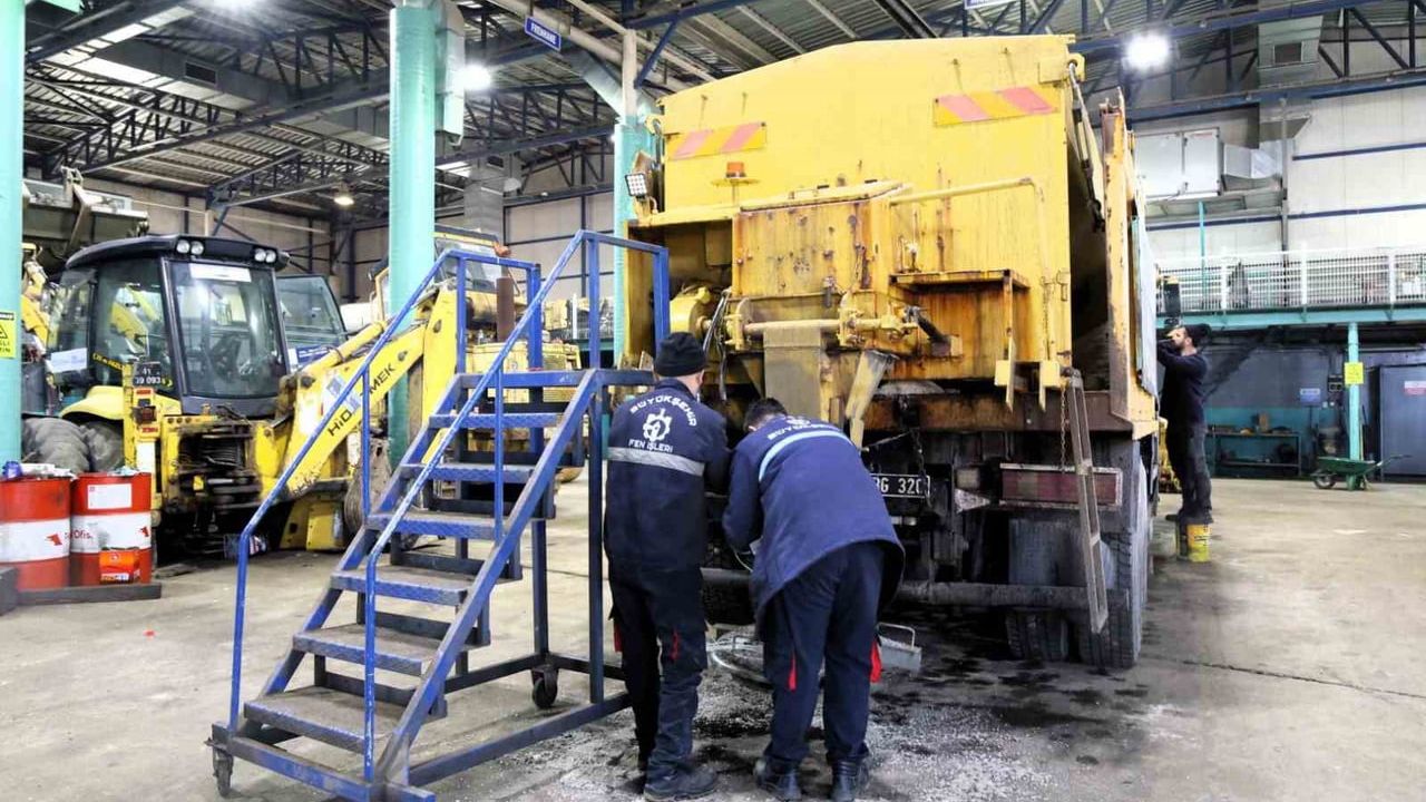 Kocaeli'de iş makineleri bakımları belediye atölyelerinde dijital takiple yapılıyor