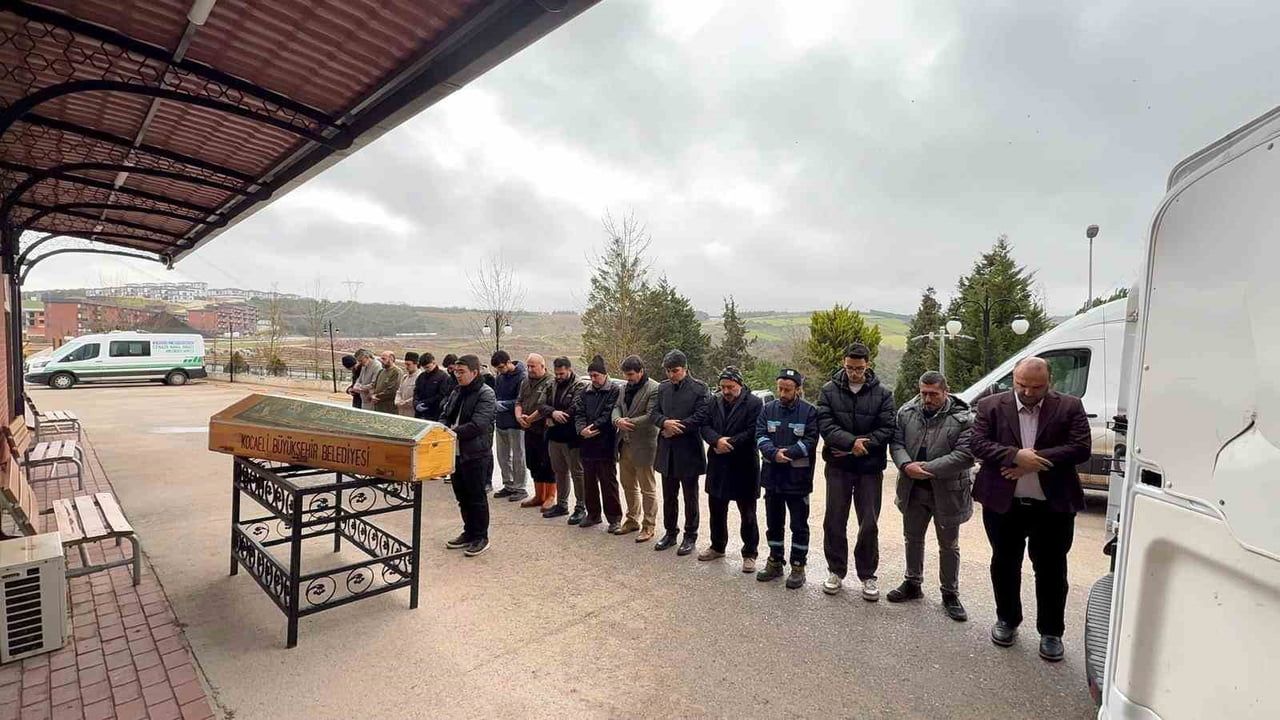 Kocaeli'de kimsesiz vatandaşın cenazesi defnedildi; imam hatip lisesi öğrencileri süreci izledi