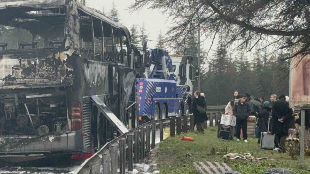 Kocaeli'de şehirler arası otobüste yanık kokusu ihbarı: Yolcular tahliye edildi, otobüs kullanılamaz hale geldi