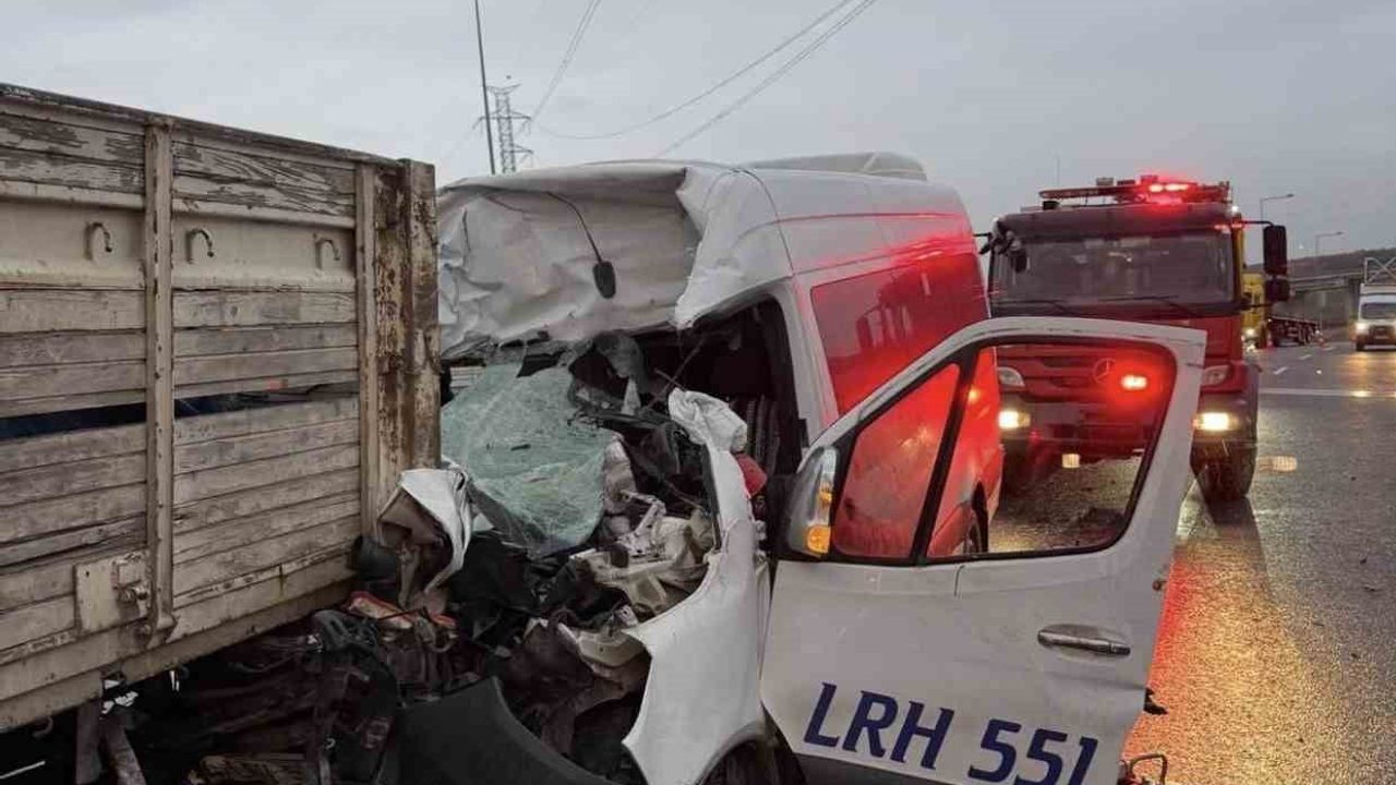 Kocaeli’de servis minibüsü ile kamyon çarpıştı: ağır yaralanan işçi hayatını kaybetti