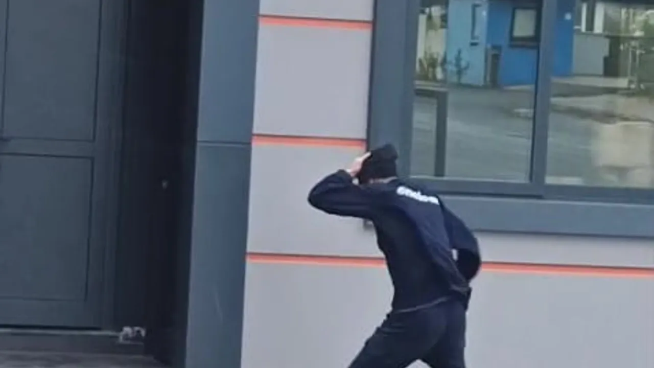 Kocaeli'de şiddetli fırtına: Çatıdan kopan kereste seyir halindeki otobüse saplandı