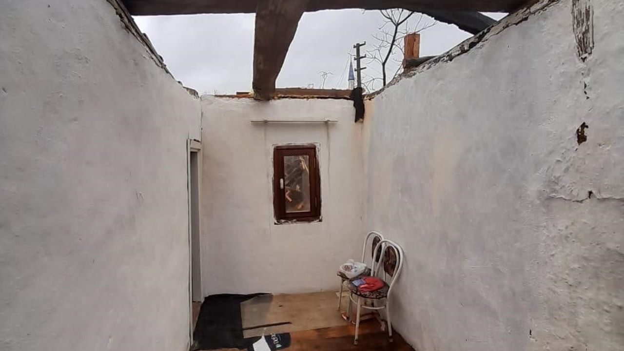 Kocaeli'de şiddetli fırtına: Konutlarda geniş hasar, aileler güvenli alanlara yerleştirildi