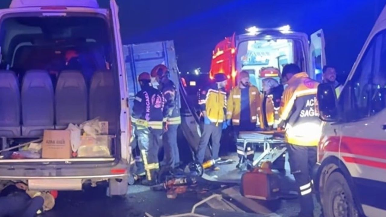 Kocaeli'de TEM Otoyolu'nda servis minibüsü ile kamyon çarpıştı: 7 yaralı