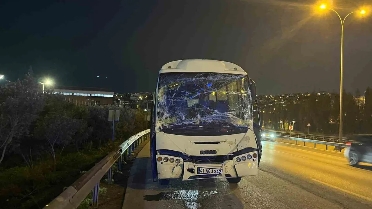 Kocaeli'de TEM Otoyolu'nda servis minibüsü tıra çarptı: 6 yaralı