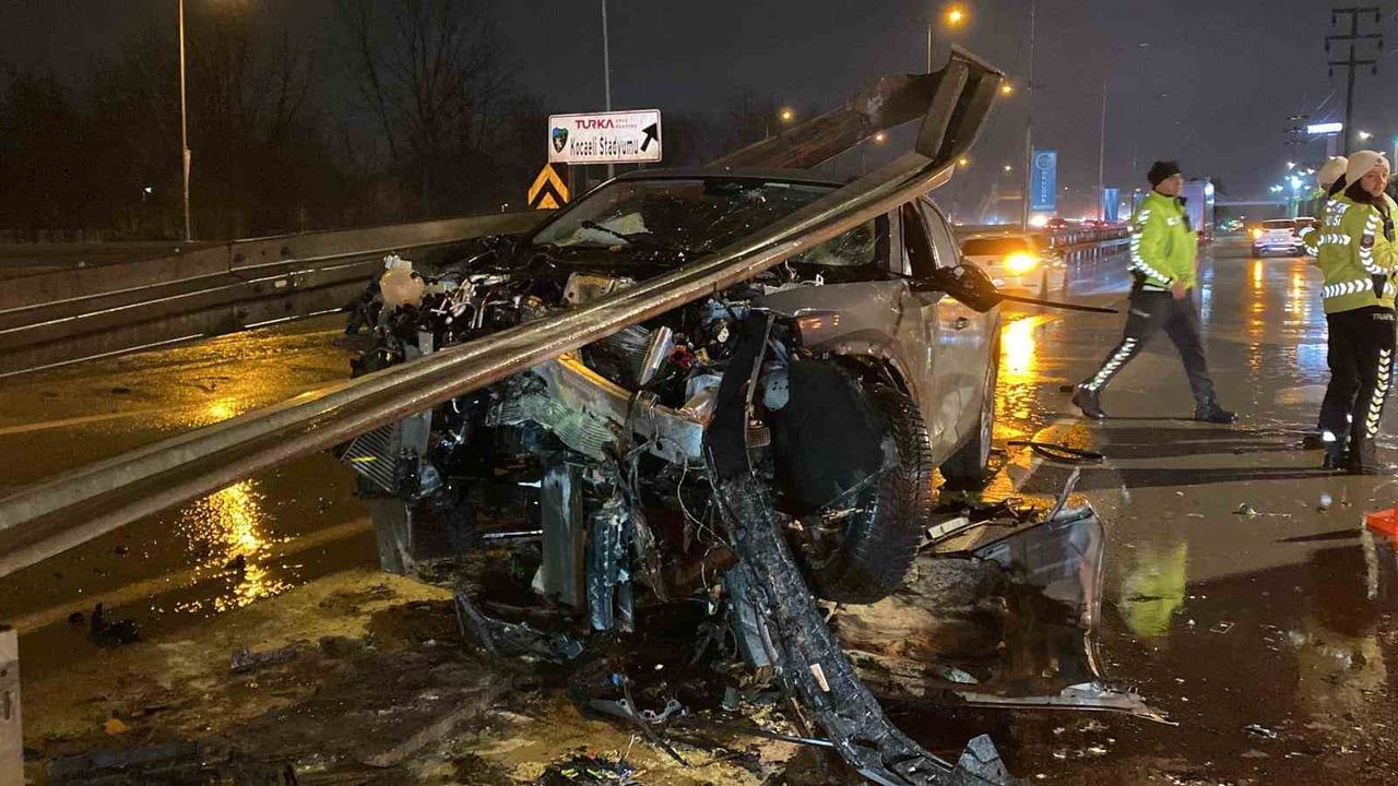 Kocaeli'de ters yönden giren otomobil refüjdeki bariyerleri söktü