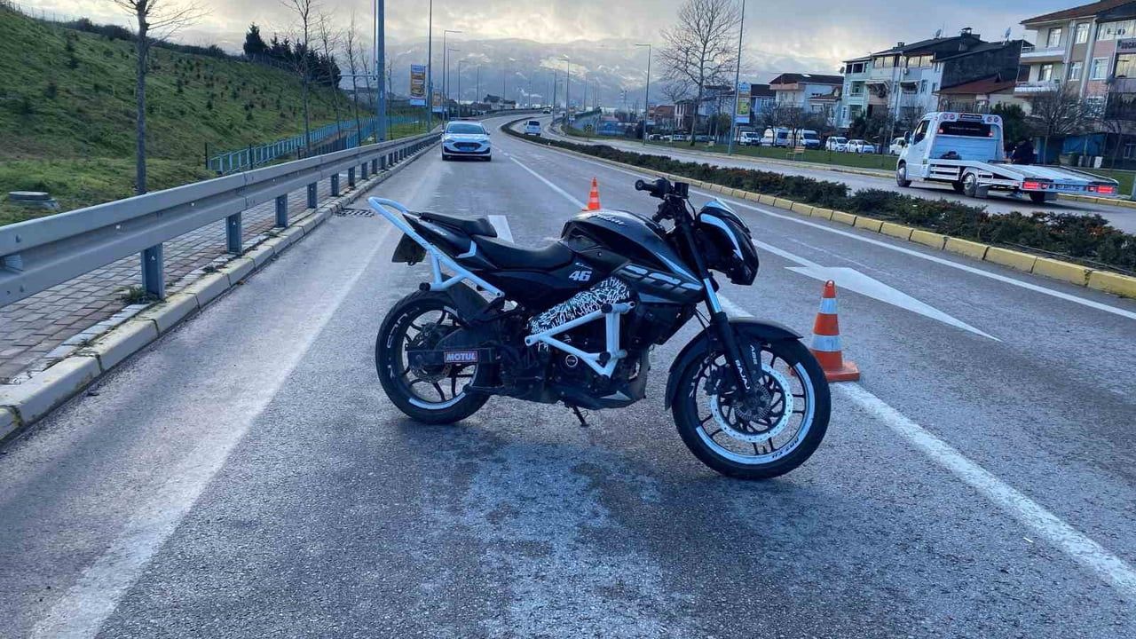 Kocaeli'de uygulamadan kaçan motosikletli trafik polisine çarptı: sürücü yakalandı, polis hastaneye kaldırıldı