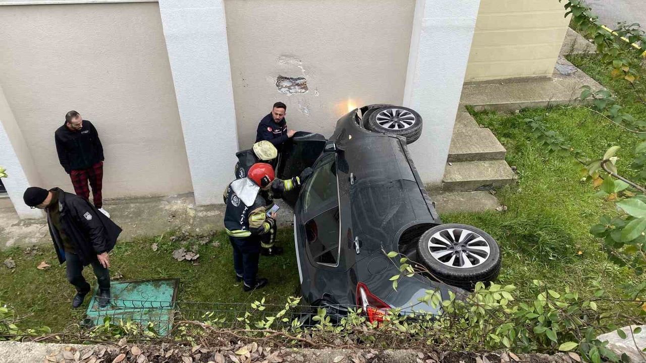 Kocaeli Derince'de Geri Manevra Yapan Otomobil İstinat Duvarından Düştü: Sürücü ve Kızı Yaralandı