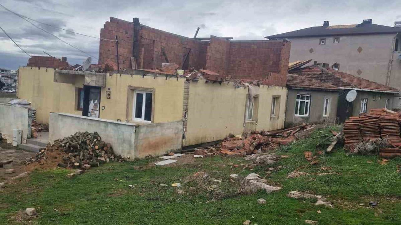 Kocaeli Hereke Cumhuriyet Mahallesi'nde 186 evin çatısı hasar gördü; hasar tespitleri sürüyor