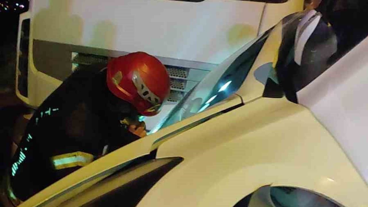 Kocaeli Kartepe'de otomobil bariyerlerde 15 metre sürüklenip park halindeki tıra çarptı: 4 yaralı