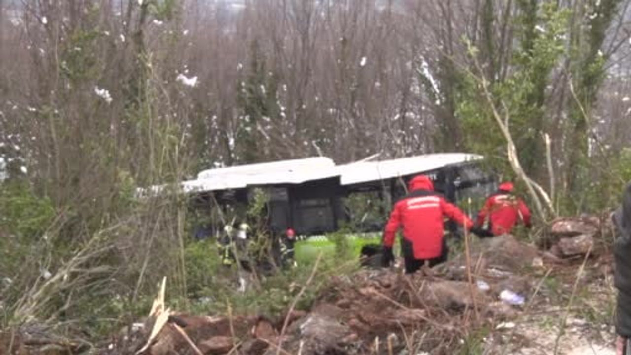 Kocaeli Kartepe’de şehir içi yolcu otobüsü şarampole yuvarlandı