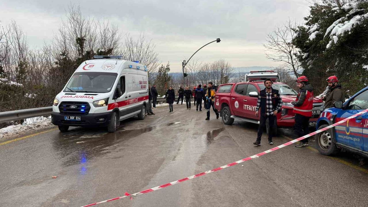 Kocaeli Kartepe'de Yolcu Otobüsü Şarampole Yuvarlandı: Çok Sayıda Yaralı