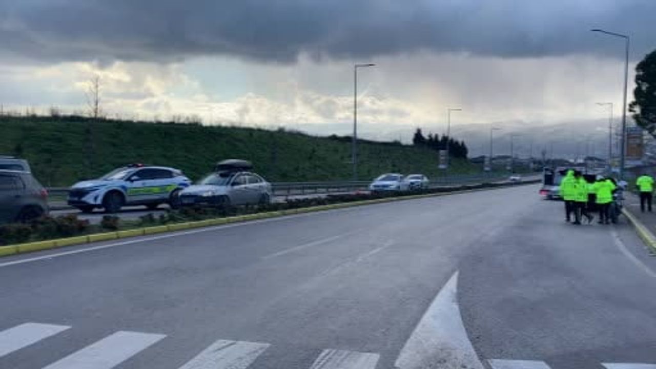 Kocaeli Körfez'de uygulamadan kaçan motosikletli trafik polisine çarptı: 1 polis yaralandı