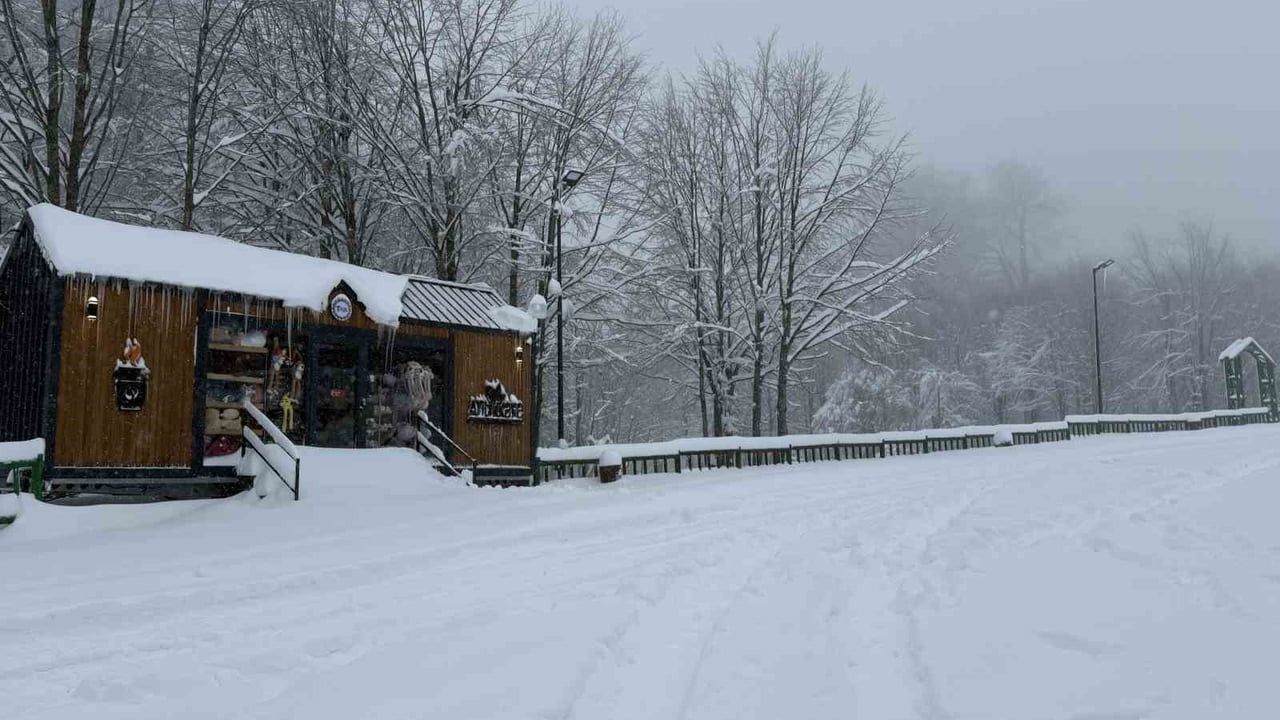 Kocaeli'nin yüksek kesimlerinde kar etkili: Kartepe'de sıcaklık -6 dereceye düştü