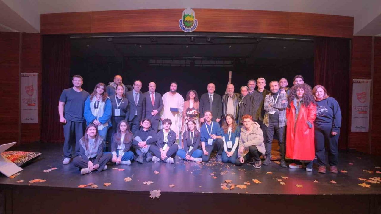 Kocaeli Şehir Tiyatroları İnegöl Tiyatro Festivali’nde 'Aradığın Seni Arayandır'ı Sahneledi