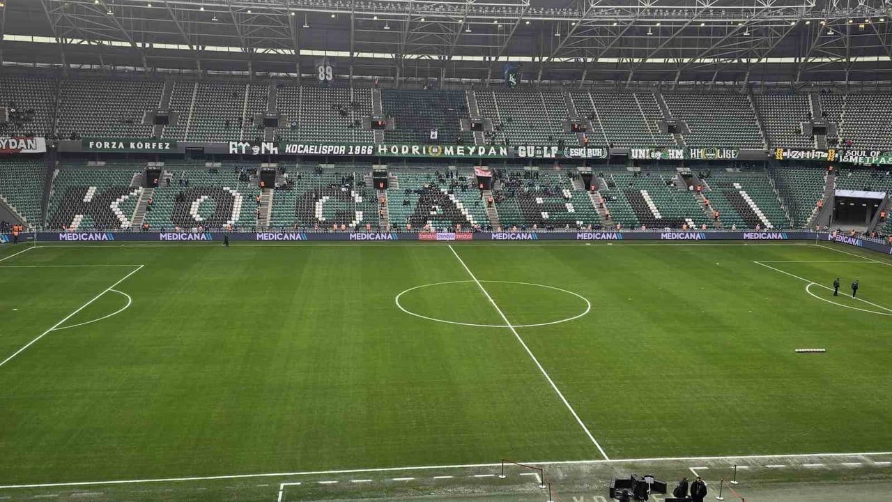 Kocaeli Stadyumu zemini, kar yağışına rağmen maça hazır