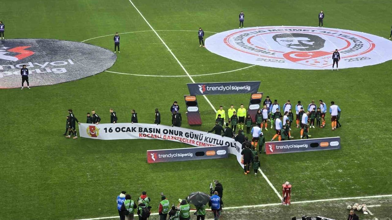 Kocaelispor, Trabzonspor maçında '16 Ocak Basın Onur Günü' pankartıyla seremonide yer aldı