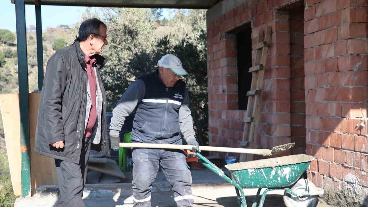 Koçarlı Belediyesi, Kızılkaya Mahallesi'ndeki Yangında Zarar Gören Evin Tadilatına Başladı