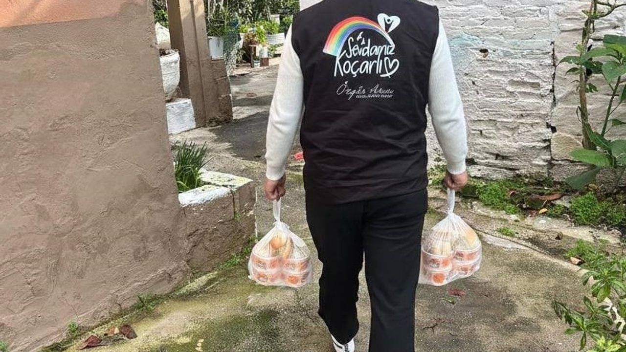 Koçarlı'da Sosyal Hizmet Ekibi ihtiyaç sahiplerine sıcak yemek ve odun dağıttı