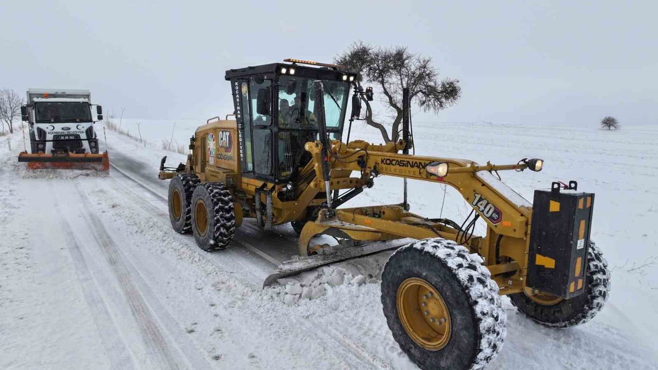 Kocasinan'da kar temizleme çalışmaları 3 vardiya ve 24 saat esasına göre sürüyor