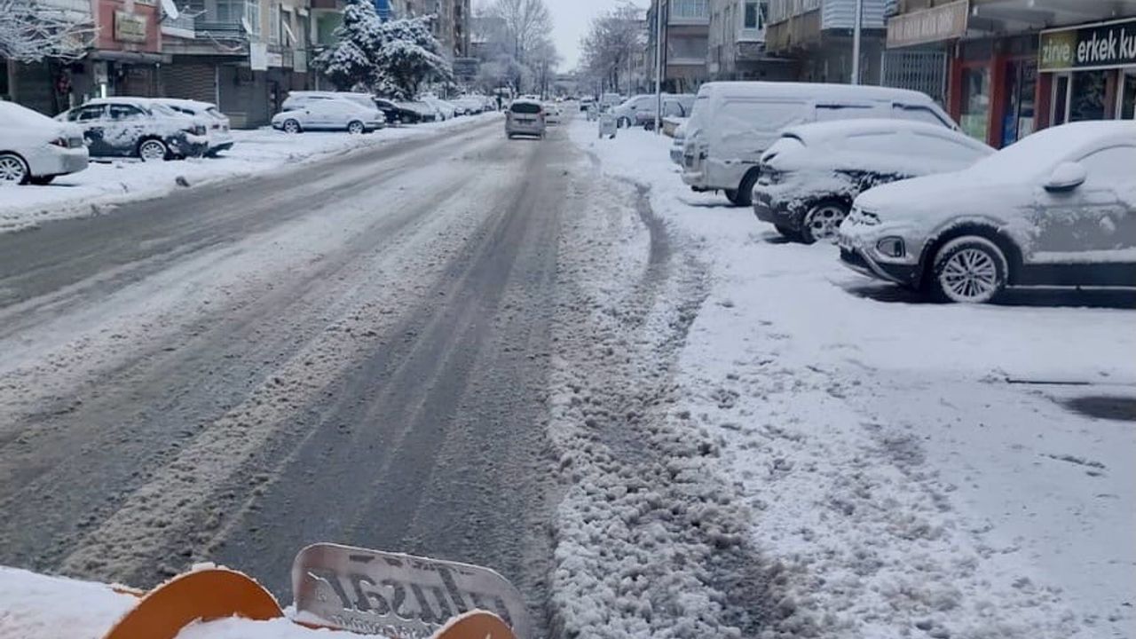 Kocasinan'da karla mücadele sürüyor: Başkan Çolakbayrakdar ekiplerin 24 saat çalıştığını açıkladı