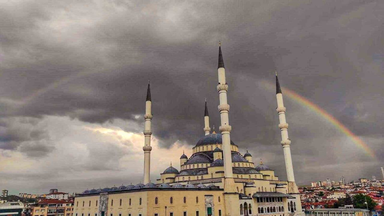 Kocatepe Camii Üzerinde Yağmur Sonrası Gökkuşağı Başkent Semalarını Büyüledi