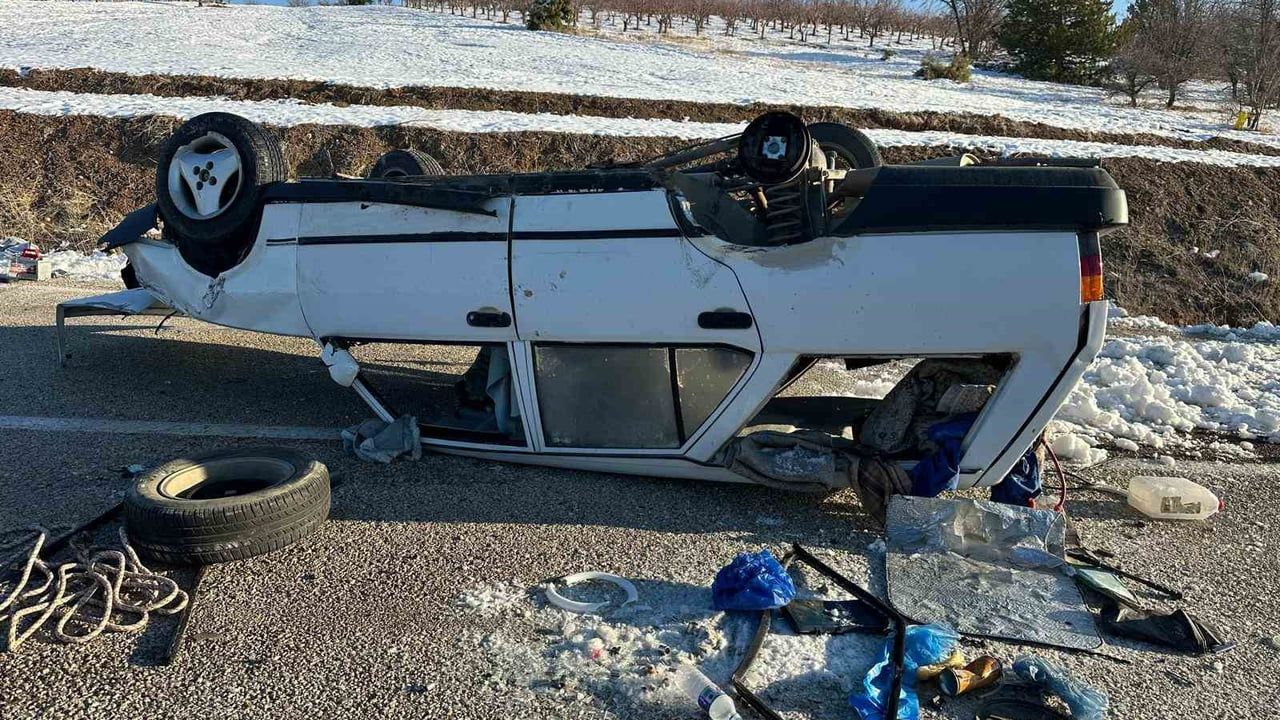 Konya Bozkır'da buzlanma nedeniyle takla atan otomobilin sürücüsü yara almadan kurtuldu