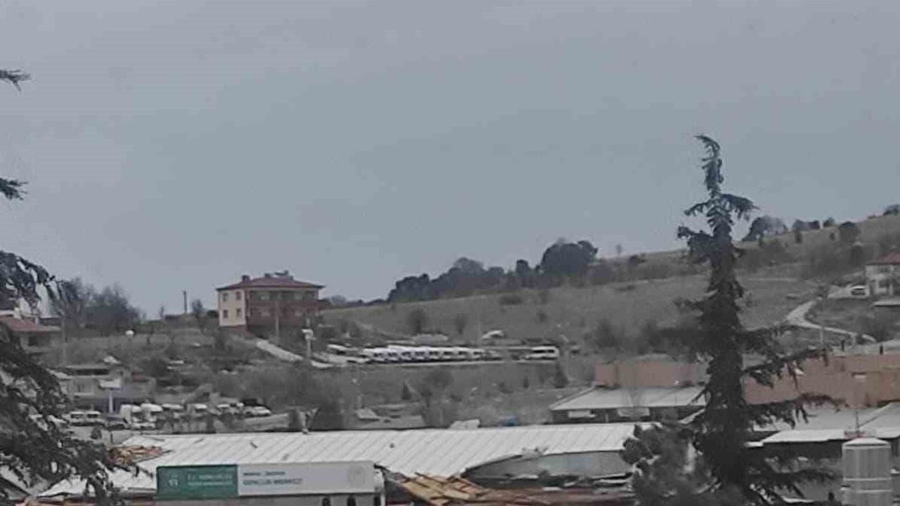 Konya Bozkır'da kuvvetli fırtına çatı ve ağaçlara zarar verdi