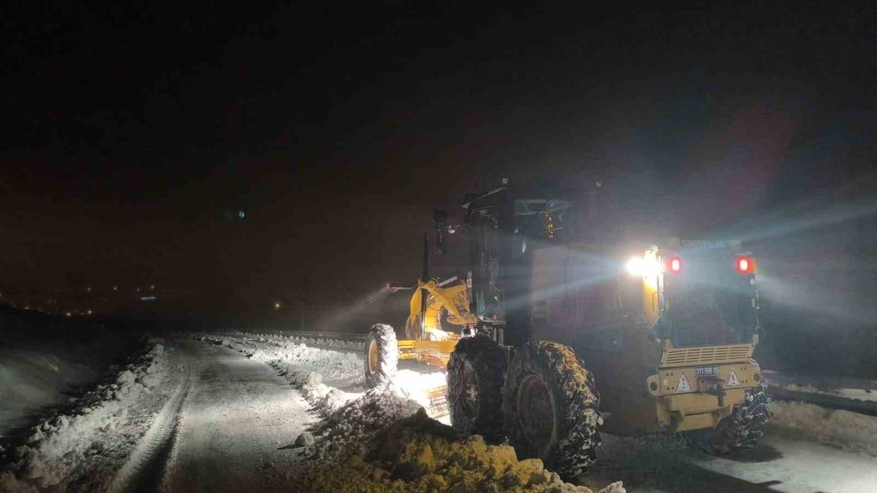 Konya Büyükşehir 31 ilçede 1.885 personel ve 790 araçla kar mesaisinde