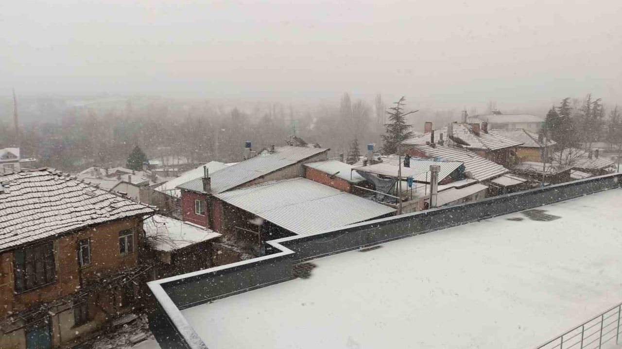 Konya'da Beyşehir, Hüyük ve Derebucak'ta kar sevinci