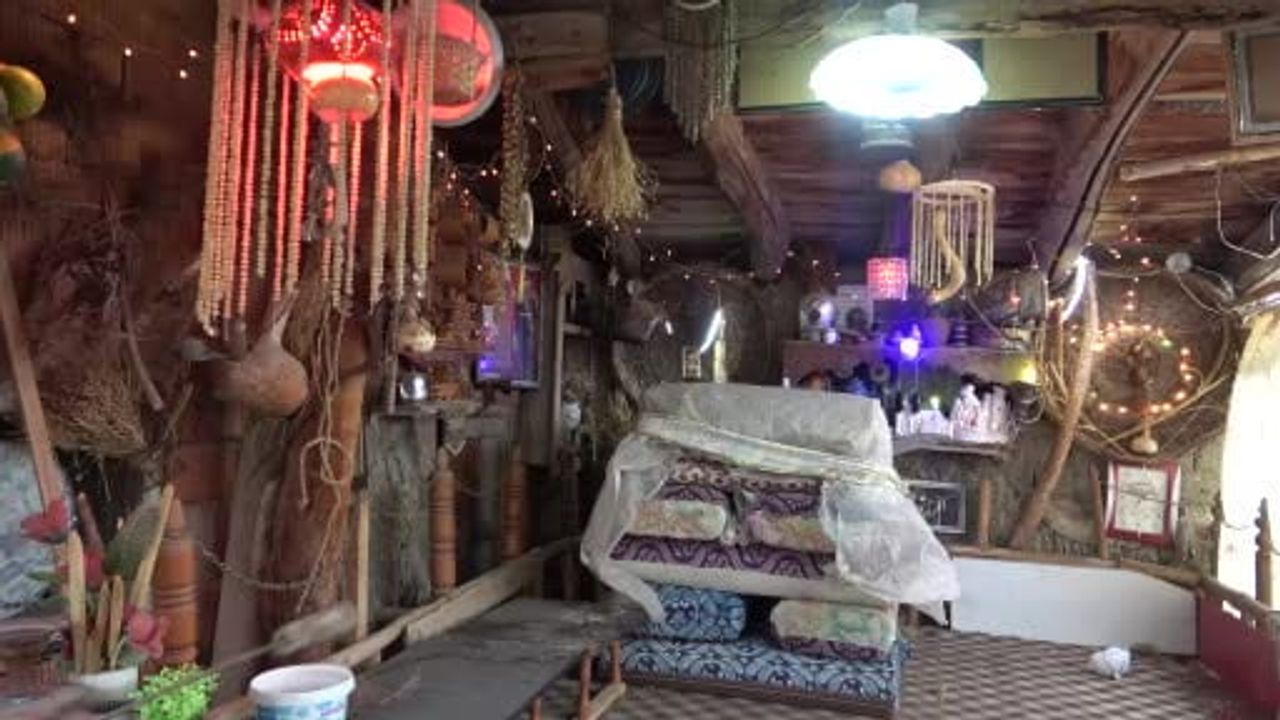 Konya'da emekli vatandaş evinin bahçesini 30 yılda topladığı eşyalarla müze haline getirdi