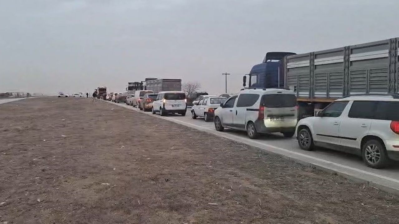 Konya'da kum fırtınası Konya-Ankara kara yolunda trafiği etkiliyor