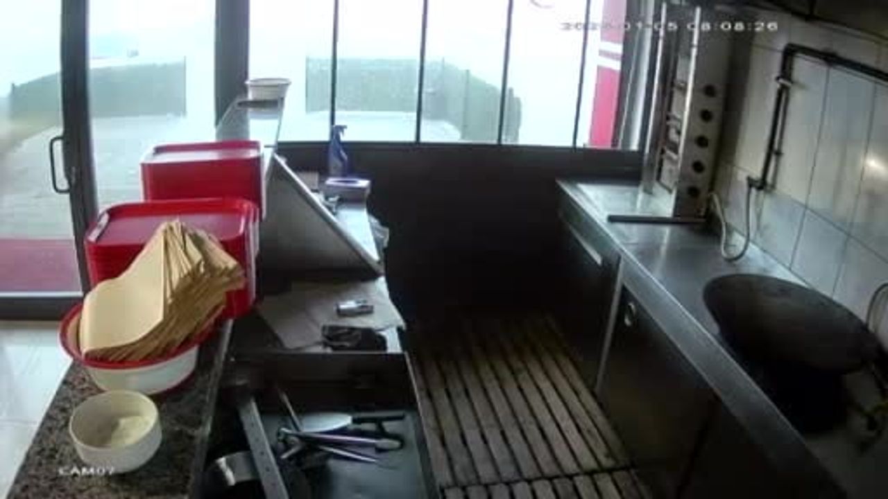 Konya'da lavaş getiren araç dönerciye girdi — Olay güvenlik kamerasında