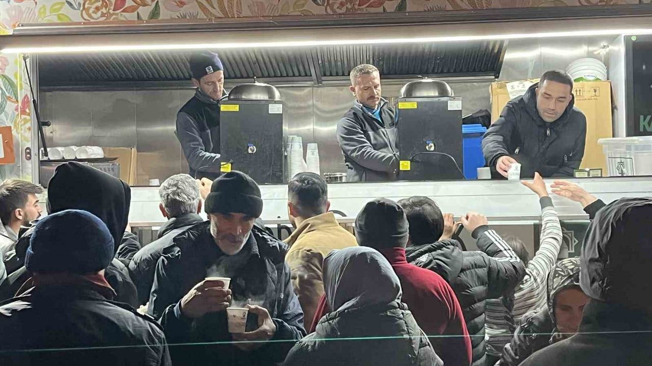 Konya'da Miraç Kandili: Aziziye Camii'nde yoğun katılım, Karatay Belediyesi'nden ikram