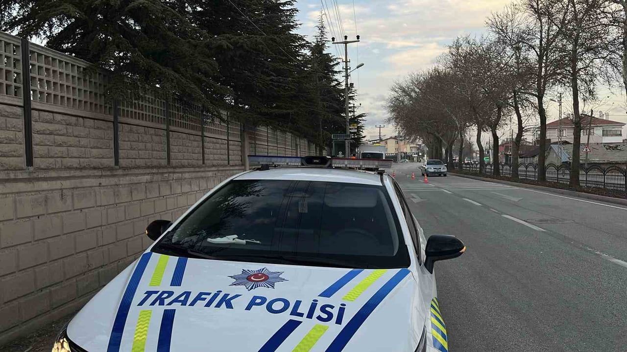 Konya'da motosiklet otobüs durağına çarptı: 1 kişi yaşamını yitirdi
