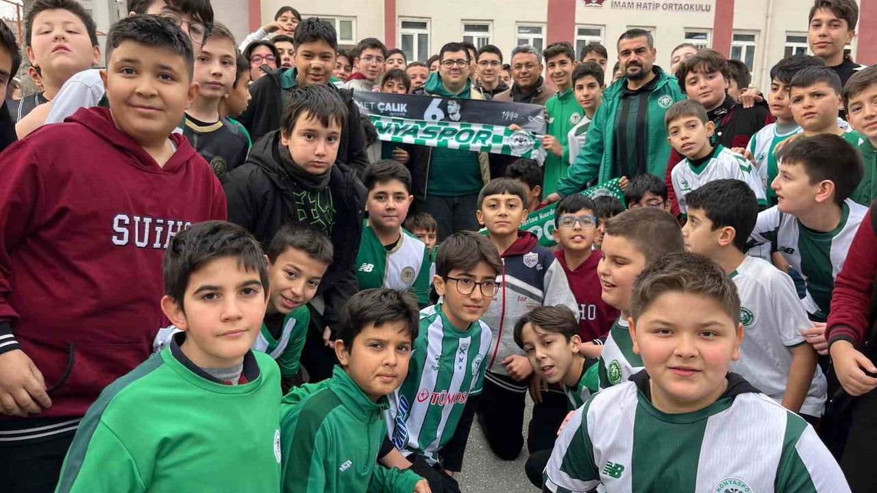 Konya'da öğretmen Abidin Dündar, Ahmet Çalık anısına üç yıldır okullarda lokma dağıtıyor