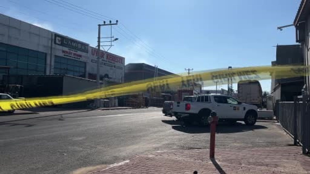 Konya'da sanayi sitesi deposunda yalıtım malzemesi yangını kontrol altına alındı