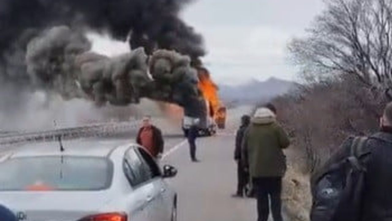 Konya'da Seyir Halindeki Yolcu Minibüsü Alev Aldı; Sürücünün Erken Tahliyeti Can Kaybını Önledi