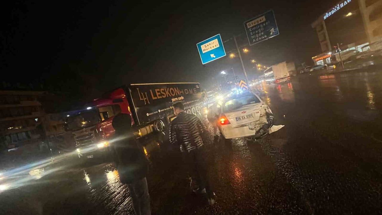 Konya'da tır otomobile çarptı: 2 kişi hafif yaralandı