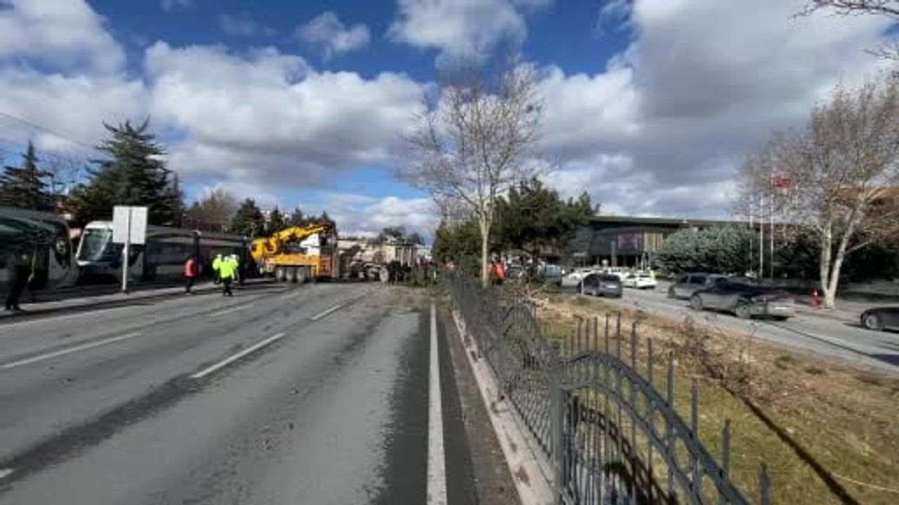 Konya'da tır refüjdeki ağaçları ezip karşı şeride geçti; sürücü ağır yaralandı