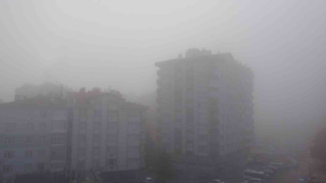 Konya'da yoğun sis: Trafikte aksama, maddi hasarlı kazalar ve uçuş aksamaları