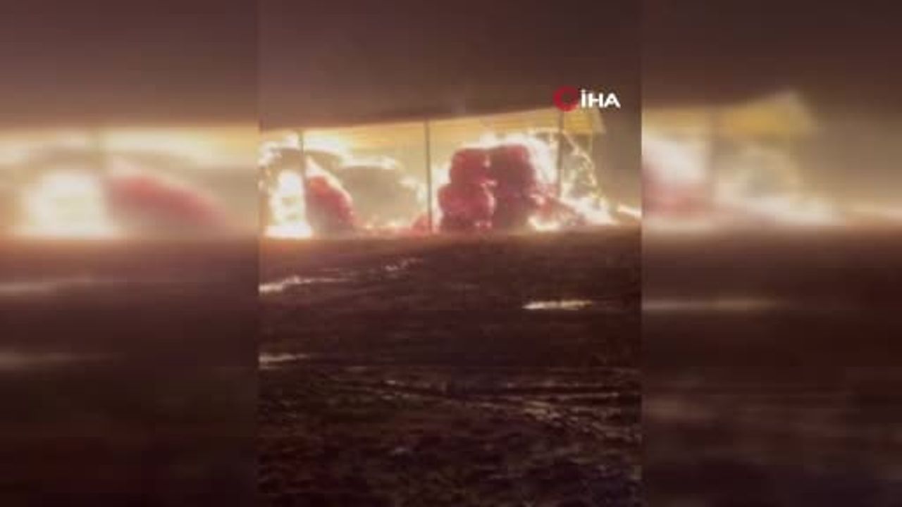 Konya Ereğli'de fırtına sırasında ev ve çiftlikte saman balyası yangınları