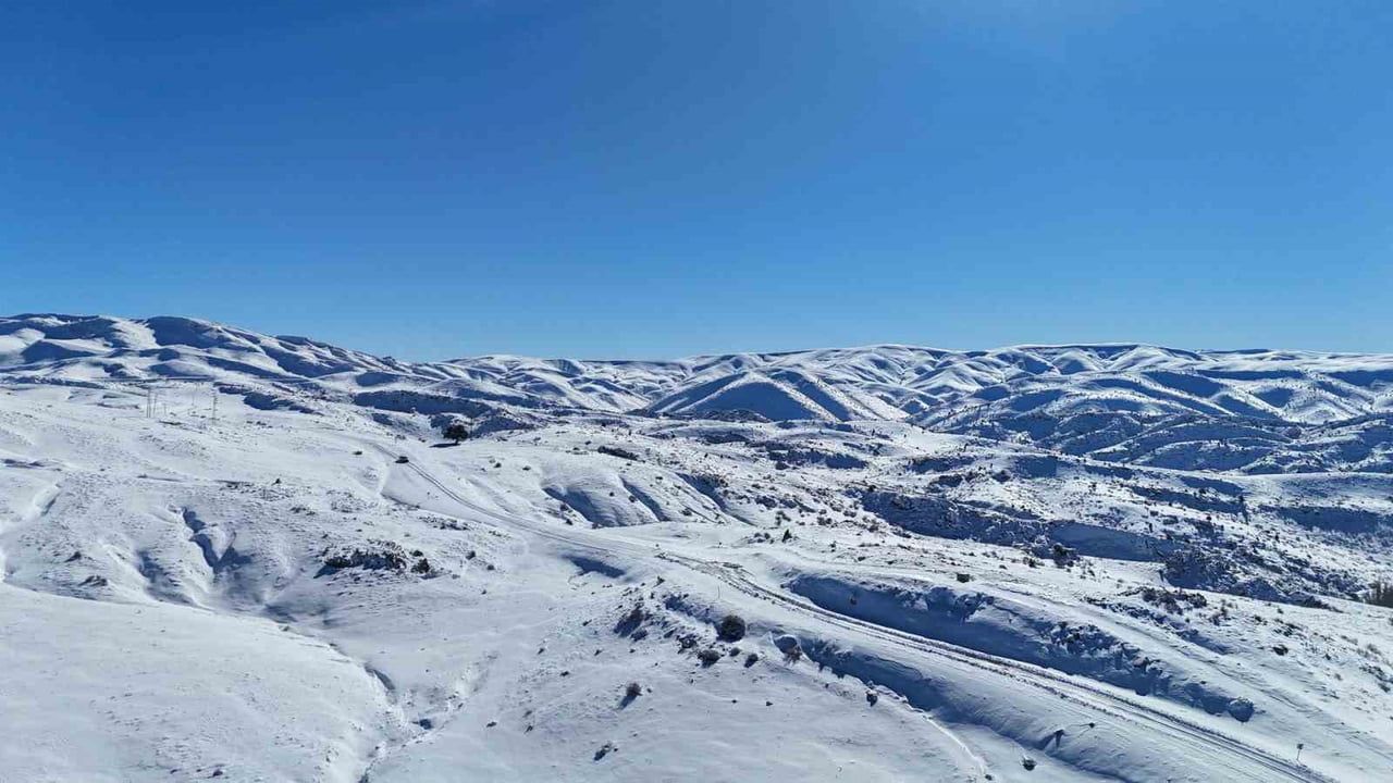 Konya Hadim’de yaklaşık 1500 metre rakımda kar yağışı; kiraz üreticileri umutlu