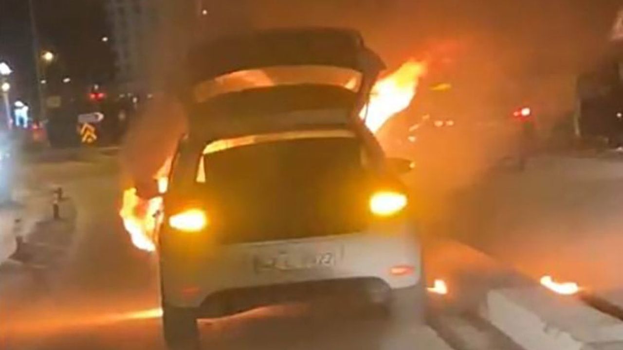 Konya Karapınar'da seyir halindeki otomobilin motorunda yangın