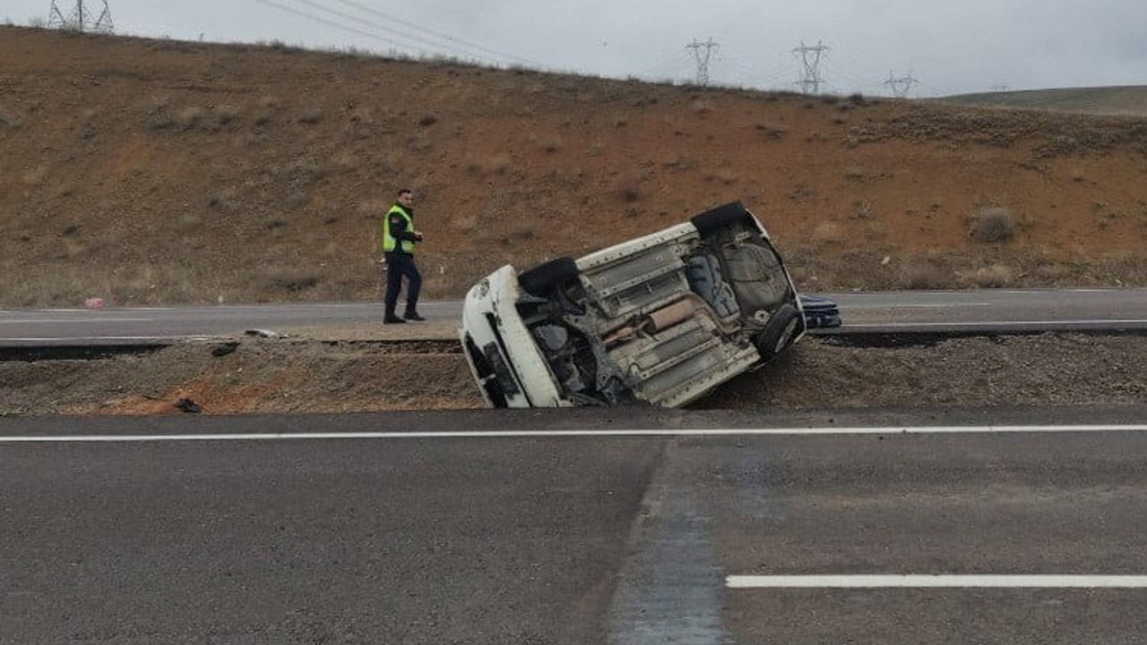 Konya Kulu'da otomobil refüje devrildi: Aynı aileden 4 kişi yaralandı