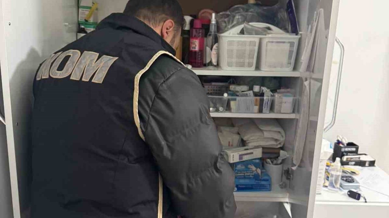 Konya Meram'da kaçak klinik operasyonu: Çok sayıda ilaç ve tıbbi malzeme ele geçirildi