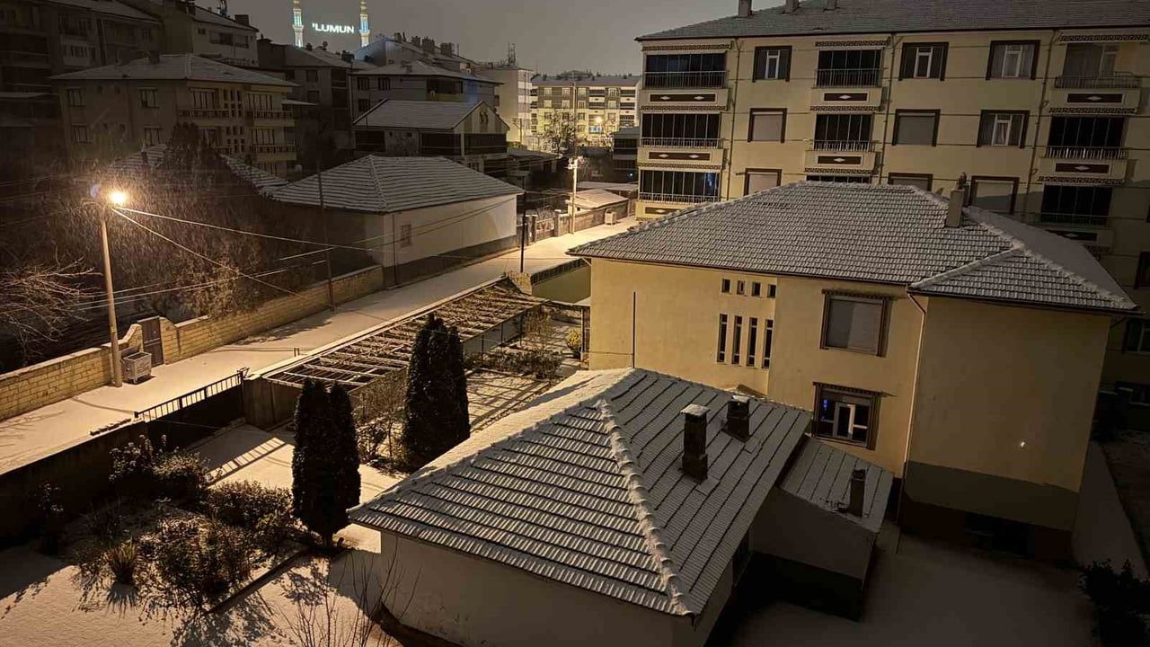 Konya'nın Kulu ilçesinde mevsimin ilk karı etkili oldu