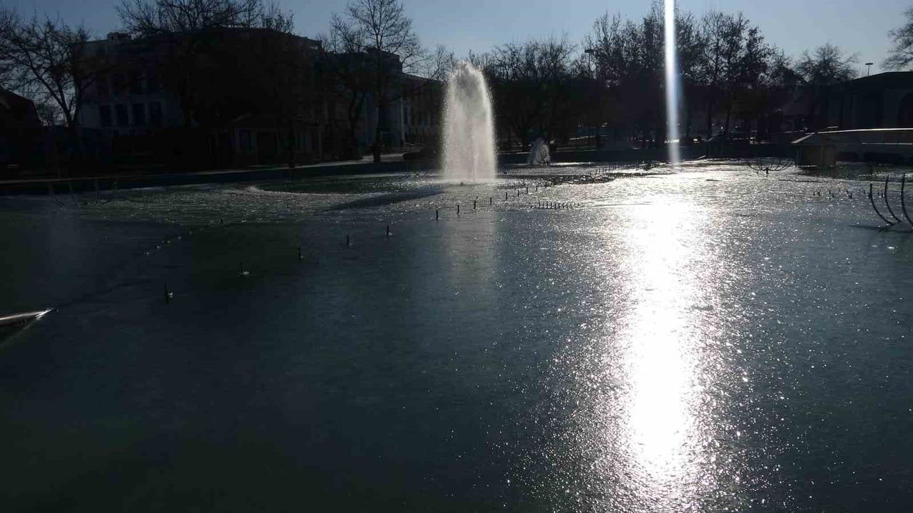 Konya şehir merkezinde gece -8 derece: Süs havuzları kısmen buz tuttu