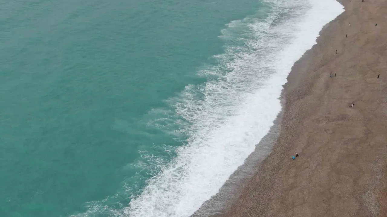 Konyaaltı Sahili'nde 2 metreye varan dev dalgalar: 'sarı kod' uyarısı sonrası görsel şölen